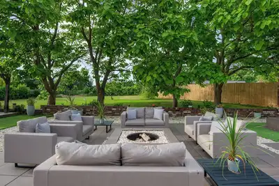 Image de Stunning house, stunning grounds, amazing bonus features such as bar, hot tub and kids tree house.