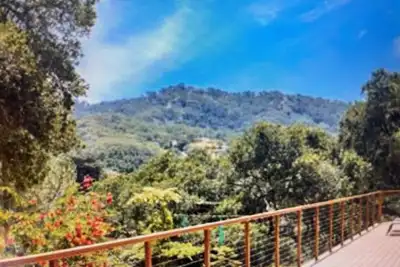 Image de Beautiful home - great views- close to it all!