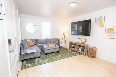 Image de Downtown Rogue River, Game Room, 70\" Smart Tv, Two Minutes to I-5