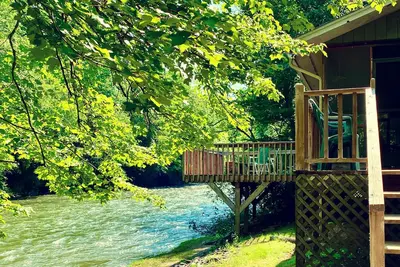 Image de River’s Edge Retreat: Amazing Views, Screen Porch, Decks, Grill, Fish, One Floor