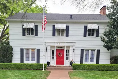 Image de Adorable historic carriage house across from Bidwell Park