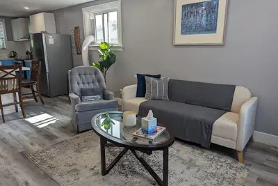 Image de 2 bed 1 bath entire bungalow upper level. London south