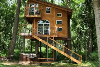 Image de One of a kind Treehouse on the Genesee River
