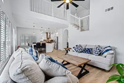 Image de Newly remodeled home with attached garage and large yard