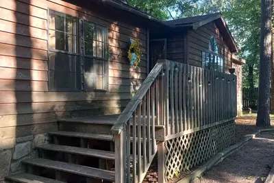 Image de Rustic Hide Away House near Petit Jean State Park!