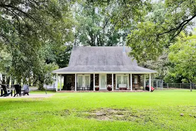 Image de Rustic cottage on Cane River. Perfect place to relax, fish, and enjoy the water