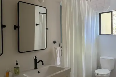 Image de Modernized 2 bedroom rustic cottage with fireplace