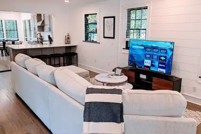 Image de Southern Stunner - 4 bedroom house close to Downtown and Beach