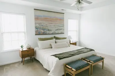 Image de \"The Kearney\" Bright Modern Stay w/ Yard - 3br