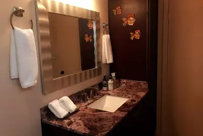 Image de Tranquil 2-bedroom hideaway with two patios.