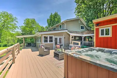 Image de Cozy Poconos Cottage w/ Hot Tub Near Lake Harmony!