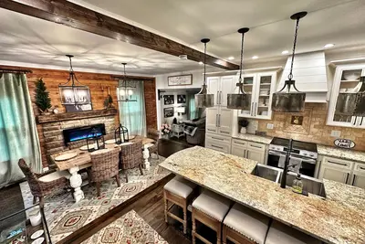 Image de Six Keys: Full house sleeps 7. Bourbon farmhouse style!