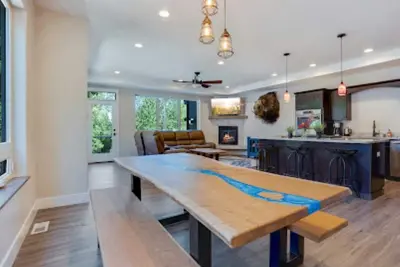 Image de 5 minute walk to downtown. Upscale alaskan decor.