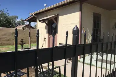 Image de Historical cottage located in the heart of downtown (pet friendly)