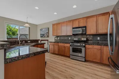 Image de 20% Weekly Discount! 15 minutes to Pdx, 35 minutes to hiking the Columbia Gorge!