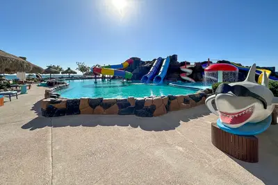 Image de Gorgeous 1br Beachfront Gem with Water Slides