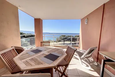 Image de Apartment by the sea with beach and swimming pool