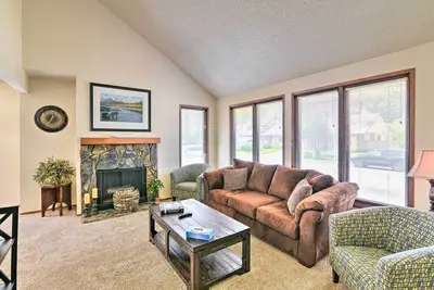 Image de Modern Anchorage Townhome: 8 Mi to Downtown!