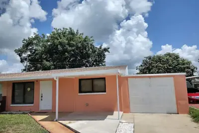 Image de Villa tucked in the heart of Lehigh Acres & minutes away from city attractions.