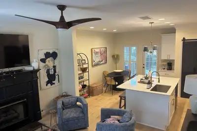 Image de Beautiful 2 bedroom, 2. 5 bath townhome! Walking distance to Oxford Square! 💙❤️