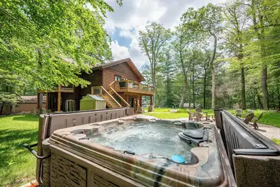 Image de Cozy Retreat w/ Fire Pit & Multiple Decks