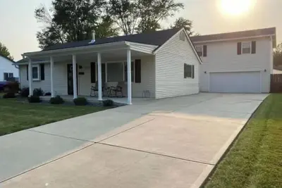 Image de Newly renovated home & guest house with game room.