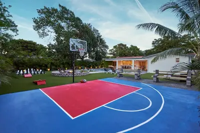 Mega Fun Villa w/a Cool Bkb Ct, Giant Chess, Fire Pit & More!