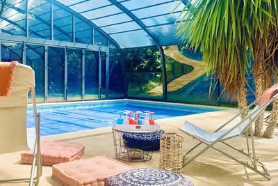 Image de Gîte de charme à la campagne, grands capacité avec piscine privée.