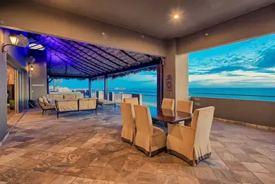 Image de Luxury 4Bd Penthouse, Ocean Views, 2 king suites, pvt jacuzzi, beachfront resort