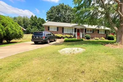 Image de Luxury Red door Home