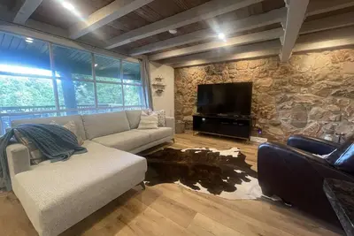 Image de Cozy 2-Br lake view house with hot tub!