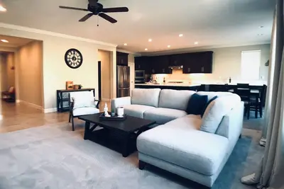 Image de Contemporary Home close to bike trail, town, and countryside