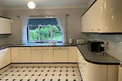 Image de Cheerful 3 bedroom house with off street parking