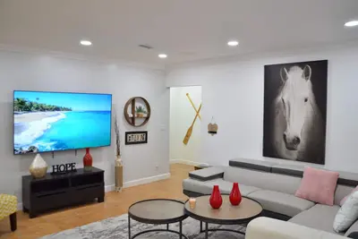 Image de Bright 4 bed home Mins from Beach lots of greenery