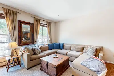 Image de Serene condo near skiing and golf with balcony, fast WiFi, and washer/dryer