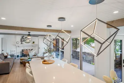 Image de Tranquil Muskoka: Modern Interior, Sandy Beach, Sauna, Large Deck & Dog friendly