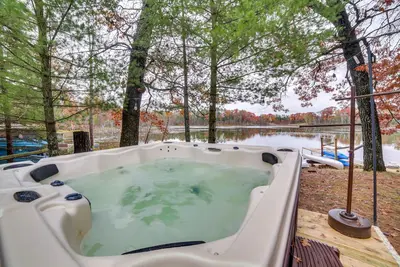 Image de Lakefront Wisconsin Cottage w/ Dock & Hot Tub!