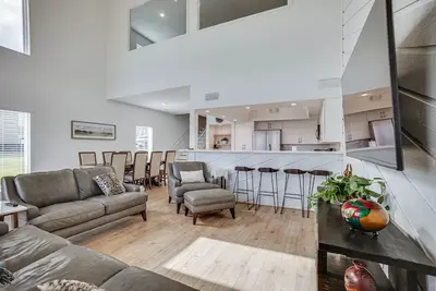 Image de Gorgeous Lakefront Townhome w/ Pool Access & Views