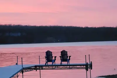 Image de Waterfront executive home hot tub, firepit, kayaks, canoe,