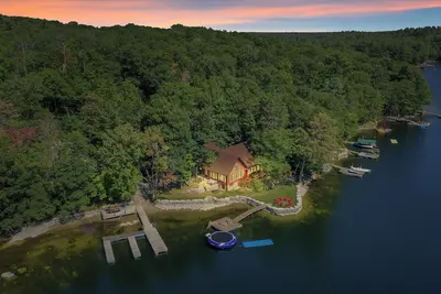 Image de Luxury Lakefront Cottage Retreat | Hot Tub • Sauna • Sleeps 18