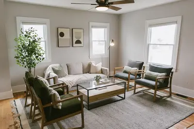 Image de \"The Carlisle\" Warm Modern Stay w/ Yard -Greyline