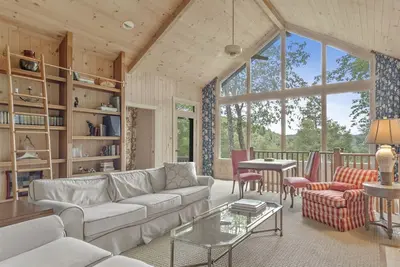 Image de Falls Drive Cottage | Marvelous Home in the Highly Desired Highlands Falls Country Club Community