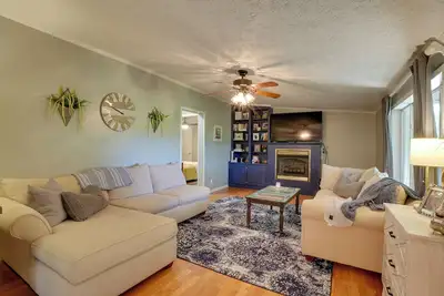 Image de Noteworthy Cabin: Grill, Walk to Beaver Lake!