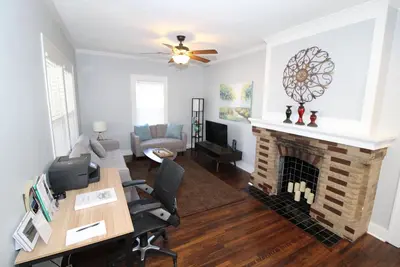 Image de Modern Midtown Home -Dogs Ok -Work Desks -Porch Swing -Fully Privacy Fenced Yard