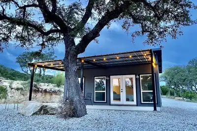 Image de Hill Country Modern Cottage - 5 minutes to the boat ramps