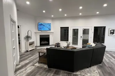 Image de Private Heated Pool & Hot Tub - Centrally Located Upscale 4-Bedroom Home