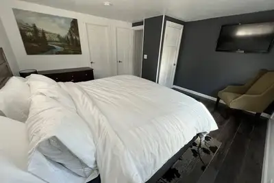 Image de Cozy centrally located 3-Br house w/ Ev charger & king bed