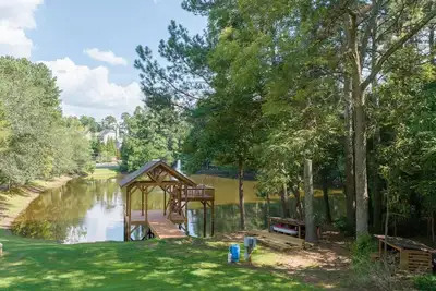 Image de Experience the Private Pond & Dock |Relax by the Fire |Raving Reviews at Blackjack Acres|Truist Park