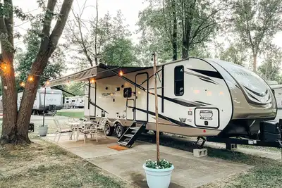 Image de New! Clementine's at the Lake--Camping Oasis