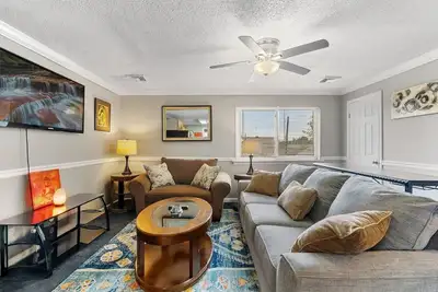 Image de Boho-Style 2b/1b by the Philadelphia Airport w/ Nearby Parking Spot!